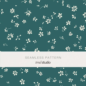 Puede incluir: Un patrón sin costuras con un fondo verde azulado oscuro y pequeñas ilustraciones de flores de color blanco roto dispersas. Una banda blanca horizontal en el centro muestra el texto SEAMLESS PATTERN y trnd studio en letras gris oscuro.