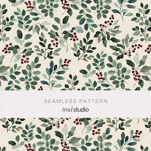 Puede incluir: Un patrón continuo con hojas verdes y bayas de color rojo oscuro estilo acuarela sobre un fondo crema. Una banda blanca horizontal en el centro muestra el texto SEAMLESS PATTERN y trnd studio en letras de color gris oscuro.