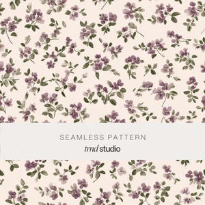 Könnte beinhalten: Nahtloses Blumenmuster mit kleinen lila Blüten und grünen Blättern auf cremefarbenem Hintergrund. Das Design enthält den Text "SEAMLESS PATTERN" und "tmd studio". Der Gesamteindruck ist sanft und botanisch.