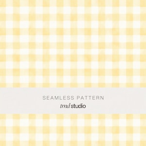 Può includere: Un motivo senza cuciture con un design a quadri gialli e bianchi. Il motivo è composto da quadrati distanziati uniformemente, creando un'estetica classica e allegra. Il testo "SEAMLESS PATTERN" e "tmd studio" sono visualizzati.