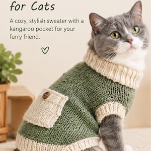 Pode incluir: Um suéter de malha verde para gatos com gola alta, bainha e bolso canguru canelados na cor creme, com um pequeno botão marrom. O texto diz: Classic Knit Sweater for Cats. A cozy, stylish sweater with a kangaroo pocket for your furry friend.