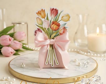 Modello di scatola regalo 3D con tulipani rosa, scatola per caramelle con vaso di fiori per la festa della mamma, bomboniera floreale pastello per matrimonio, scatola fai da te con bouquet primaverile in formato PDF e PNG per Cricut