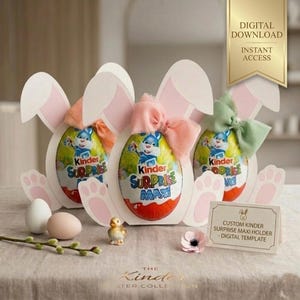 Könnte beinhalten: Osterdekoration mit drei Kinder Überraschungseiern in weißen Hasenhaltern, jeweils mit einer pastellfarbenen Schleife. Das Bild zeigt Eier, eine Kükenfigur und ein Schild mit der Aufschrift "CUSTOM KINDER SURPRISE MAXI HOLDER - DIGITAL TEMPLATE."