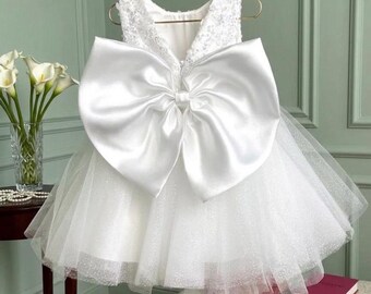 Vestido de daminha de honra em tule branco | Vestido de festa de aniversário infantil com laço grande de cetim