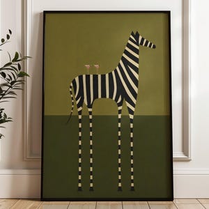 Op de afbeelding: Een ingelijste kunstprint met een gestileerde zebra met lange, dunne benen en zwart-witte strepen. De zebra staat tegen een tweekleurige olijfgroene achtergrond en draagt twee kleine roze cocktailglazen op de rug.