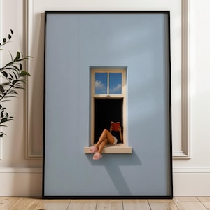 Könnte beinhalten: Ein gerahmter Wandkunstdruck, der eine hellblaue Wand mit einem einzelnen rechteckigen Fenster zeigt. Im Fensterrahmen sitzt eine Person auf dem Sims und liest ein rotes Buch, bekleidet mit weißen Shorts und rosafarbenen Hausschuhen.