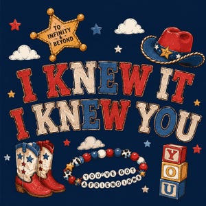 K&ouml;nnte beinhalten: Ein dunkelblaues Grafikdesign mit dem Text I KNEW IT I KNEW YOU, einem Sheriffstern mit TO INFINITY & BEYOND, einem rot-blauen Cowboyhut, einem Paar Cowboystiefeln, einem Perlenarmband mit YOU'VE GOT A FRIEND IN ME und gestapelten Spielw&uuml;rfeln.