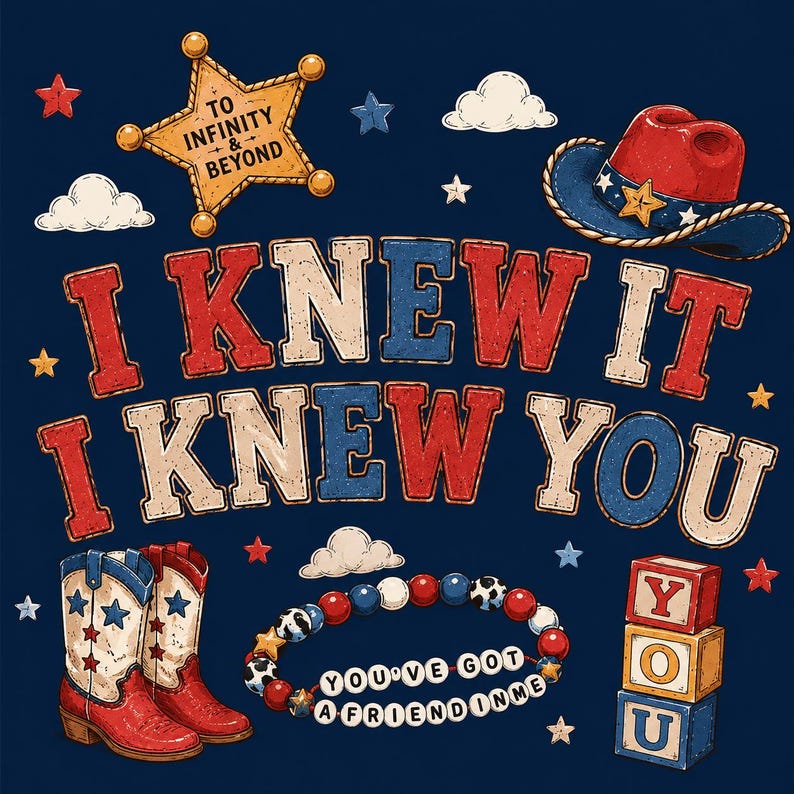 K&ouml;nnte beinhalten: Ein dunkelblaues Grafikdesign mit dem Text I KNEW IT I KNEW YOU in Rot, Wei&szlig; und Blau. Zu den Elementen geh&ouml;ren ein Sheriffstern mit TO INFINITY AND BEYOND, ein Cowboyhut, Cowboystiefel, ein Perlenarmband mit YOU'VE GOT A FRIEND IN ME und Spielw&uuml;rfel.