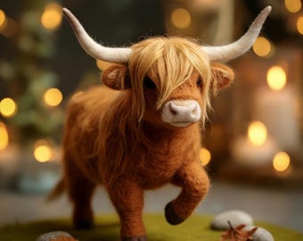 Figurine de vache des Highlands feutrée à l'aiguille – Sculpture de vache en laine faite main, décoration d'animaux de ferme mignonne, décoration de maison rustique, cadeau pour les amateurs de vaches