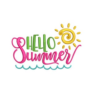 以下が含まれることがあります： ピンクと緑の「HELLO SUMMER」の文字、黄色の太陽、青い波が描かれたカラフルな刺繍デザイン。夏のテーマのクラフトやアパレルに最適です。