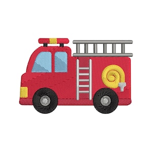 Pode incluir: Caminhão de bombeiros vermelho bordado com rodas pretas, uma escada prateada e uma mangueira amarela. O caminhão de bombeiros tem janelas azuis, faróis amarelos e uma barra de luz amarela e vermelha no topo. Para crianças.