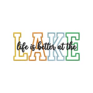 Könnte beinhalten: Weißer Hintergrund mit dem Wort "LAKE" in Gelb, Orange, Hellblau und Grün, mit dem Satz "life is better at the" in schwarzer Schrift. Geeignet für Kleidung oder Heimdekoration.
