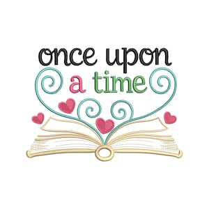 Op de afbeelding: Een borduurontwerp met de tekst once upon a time in zwarte, roze en groene letters. Het ontwerp bevat een gestileerd open boek met crèmekleurige pagina's en vier kleine roze hartjes, geaccentueerd door blauwgroene krullen.