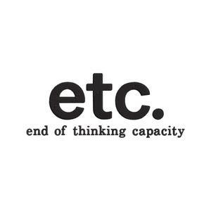 Könnte beinhalten: Ein Stickdesign mit dem schwarzen Text etc. in einer fetten, abgerundeten serifenlosen Schrift, platziert über dem kleineren, schwarzen Text im Schreibmaschinenstil end of thinking capacity, alles auf einem schlichten, weißen Hintergrund.