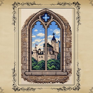 Könnte beinhalten: Kreuzstich-Kunstwerk, das eine Burgszene durch ein gotisches Fenster zeigt. Der Fensterrahmen ist aus Stein, der Himmel blau mit weißen Wolken. Die Burg hat mehrere Türme und grüne Vegetation.