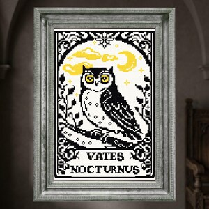 Puede incluir: Una taza de cerámica blanca con un asa negra y el texto "But First, Coffee" en un estilo manuscrito. La taza está sobre una superficie blanca. La taza mide aproximadamente 10 cm de alto.