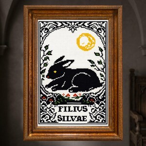 Korsstygnsmönster med svart hare, gotiskt tarotkort med kanin, Filius Silvae, svart månemönster, ockult skogssymbol, räknat korsstygn