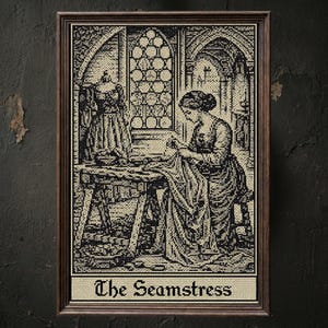 Può includere: Un ricamo a punto croce in bianco e nero incorniciato di una sarta al lavoro. L'immagine mostra una donna che cuce a un tavolo, con un manichino e finestre ad arco sullo sfondo. Il testo "The Seamstress" è in basso.
