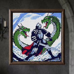 Peut inclure: Une œuvre d'art au point de croix encadrée représentant un chevalier en armure bleu foncé avec une cape rouge, combattant deux dragons verts. Le fond présente un ciel bleu avec des nuages blancs et un effet d'eau bleu clair. Le cadre est en bois brun.