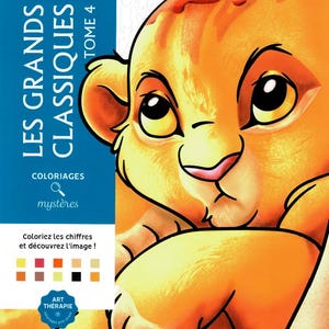 Può includere: Un libro da colorare Disney intitolato "Les Grands Classiques Tome 4" con un cucciolo di leone dei cartoni animati. La copertina ha una striscia verticale blu con testo bianco. Il cucciolo di leone è arancione e giallo con grandi occhi e naso rosa.