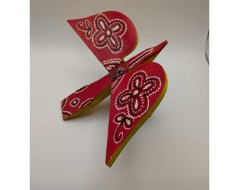 Juguete de madera ucraniano antiguo con forma de pájaro que aletea, pintado a mano en rojo y amarillo, arte popular.
