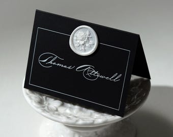 Segnaposto personalizzati per matrimonio con sigillo di ceralacca, biglietti di accompagnamento con calligrafia personalizzata, segnaposto colorati per il ricevimento di nozze.