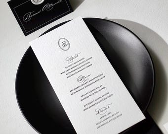 Zestaw spersonalizowanych kartek z menu weselnym z nadrukiem wypukłym, czarno-biały minimalistyczny wystrój stołu