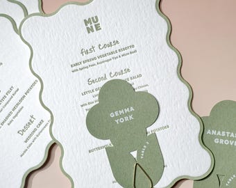 Menu weselne z nadrukiem wypukłym z wizytówką | Spersonalizowane menu z imionami gości | Luksusowe artykuły papiernicze na przyjęcie z papieru bawełnianego