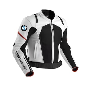 Könnte beinhalten: Weiß-schwarze BMW Motorradjacke mit roten Akzenten. Mit BMW-Logo auf der Brust und BMW Motorrad-Schriftzug am Ärmel. Verfügt über einen durchgehenden Reißverschluss und einen schwarzen Gürtel. Maße in cm.