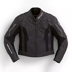 Puede incluir: Chaqueta de moto negra con el logotipo de BMW Motorrad en la manga y la parte superior de la espalda. La chaqueta tiene cuello alto, puños con cremallera y varios paneles de material texturizado. La chaqueta está diseñada para montar en moto.