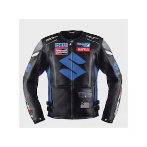 Könnte beinhalten: Schwarze und blaue Motorradjacke mit weißen und roten Akzenten. Mit Suzuki-Logo und Aufnähern für Parts Unlimited, Champion und Motul. Die Jacke hat einen Reißverschluss, Taschen und einen Stehkragen.