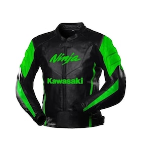 Könnte beinhalten: Schwarze und grüne Motorradjacke mit den Wörtern "Ninja" und "Kawasaki" in Grün aufgedruckt. Die Jacke hat grüne Akzente an Schultern und Ärmeln. Die Jacke ist aus Leder.