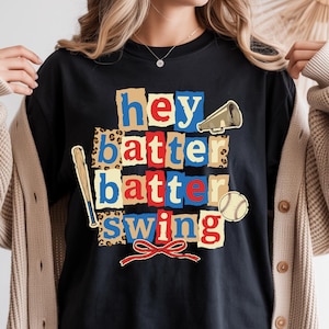 Può includere: Un set di tre tazze in ceramica con finitura opaca e macchiettata. Ogni tazza presenta un colore diverso: azzurro, crema e grigio. Le tazze hanno un design semplice e moderno, perfette per caffè o tè.