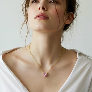 Colgante solitario de morganita rosa simulada de corte de corazón de 2 quilates, chapado en oro amarillo de 14 quilates