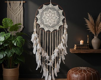 Duży łapacz snów w stylu boho z piórami | Zawieszka z koronki szydełkowej | Prezent do sypialni w stylu boho dla niej