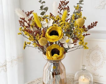 Bouquet di fiori secchi con vaso, composizione di fiori selvatici, arredamento boho minimalista per la casa.