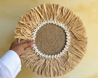 Decorazione da parete in rafia con conchiglia di ciprea / Decorazione murale rotonda in stile boho / Arredamento per casa al mare