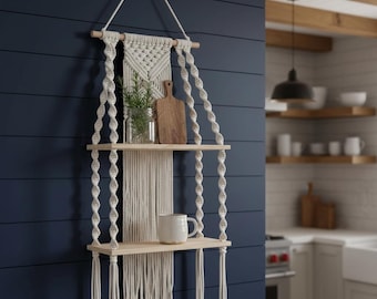 Mensola da parete in macramè, stile boho, con pannelli di legno sospesi e decorazioni rustiche.