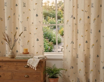 Tenda in lino ricamata in stile boho con motivo floreale a margherite e passante per asta, ideale per finestre in stile rustico.