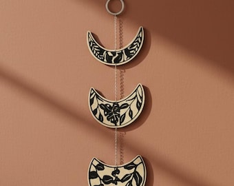 Decorazione murale con fasi lunari in stile boho, ciclo lunare e monstera celeste.