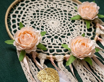 Acchiappasogni floreale in stile boho, decorazione murale per matrimoni in pizzo e piume in stile boho.