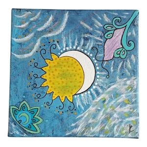 Puede incluir: Arte en lienzo cuadrado con un diseño celestial caprichoso. Un sol amarillo y una luna creciente blanca se sitúan sobre un fondo azul con formas de nubes y elementos florales decorativos en turquesa y lavanda. La obra de arte tiene una apariencia texturizada.