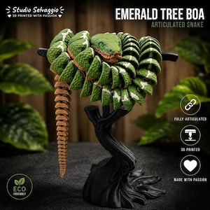 Pode incluir: Uma cobra-arborícola esmeralda articulada, impressa em 3D, em verde e castanho, pousada numa estrutura preta semelhante a uma árvore. A cobra tem marcas brancas e olhos verdes. A imagem inclui o texto "Studio Selvaggio" e "3D Printed with Passion".