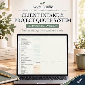 Op de afbeelding: Een laptopscherm met het Avyra Studio Client Intake & Project Quote System voor professionele organisatoren. Het digitale spreadsheet bevat secties voor projectomvang, prijsmodellen, klantkosten en samenvattingen van projectoffertes.