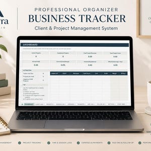 Op de afbeelding: Een laptop met het Avyra Studio Professional Organizer Business Tracker dashboard, een systeem voor klant- en projectbeheer. Het scherm toont tabellen voor actieve projecten, omzet en winst. De interface bevat tabbladen voor klantbeheer, sessies, uitgaven en betalingen.