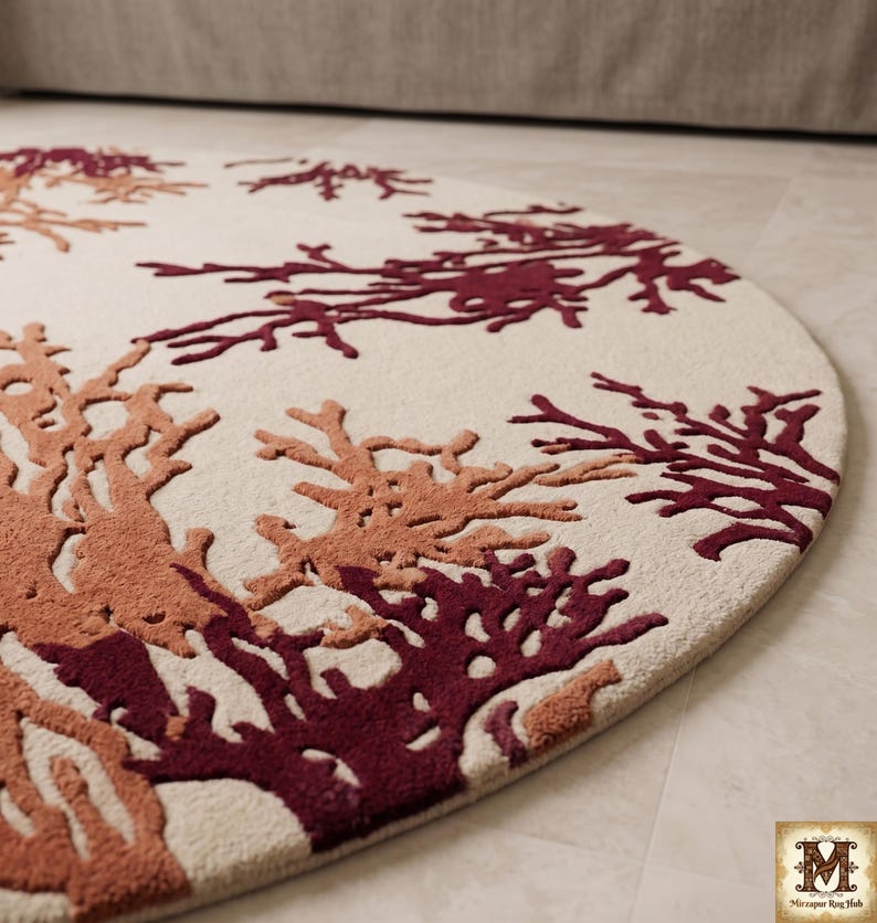 Puede incluir: Una alfombra circular con fondo color crema y un patr&oacute;n texturizado en relieve de ramas similares a corales en tonos burdeos intenso y naranja apagado. El dise&ntilde;o se distribuye por toda la superficie de esta pieza textil redonda.