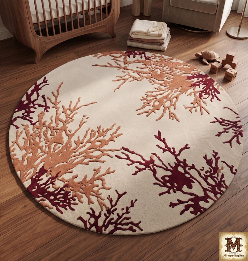 Puede incluir: Una alfombra redonda con fondo color crema y un patr&oacute;n repetitivo de ramas similares al coral en tonos burdeos intenso y naranja apagado. El dise&ntilde;o es sim&eacute;trico, con formas org&aacute;nicas ramificadas que se extienden desde los bordes.