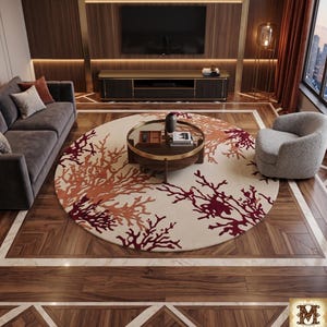 Puede incluir: Una alfombra circular grande con fondo color crema y un intrincado patr&oacute;n de ramas similar al coral en tonos burdeos intenso y naranja quemado. La alfombra est&aacute; colocada en el centro sobre un suelo de madera oscura con incrustaciones.