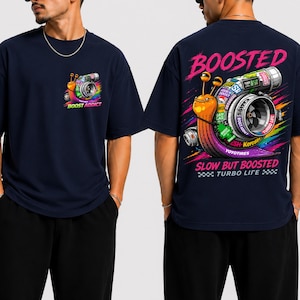 Peut inclure: Un t-shirt bleu marine avec un motif repr&eacute;sentant un escargot int&eacute;gr&eacute; &agrave; un turbocompresseur. L'avant pr&eacute;sente un petit imprim&eacute; sur la poitrine indiquant BOOST ADDICT. Le dos affiche une grande illustration color&eacute;e avec le texte BOOSTED, SLOW BUT BOOSTED et TURBO LIFE.