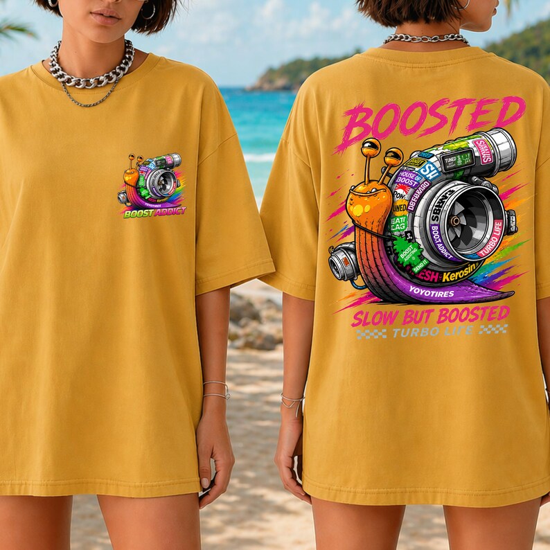 Peut inclure: Un t-shirt jaune moutarde avec un motif de gast&eacute;ropode dont la coquille est un turbocompresseur. Le dos affiche le texte "BOOSTED" et "SLOW BUT BOOSTED TURBO LIFE" avec des accents color&eacute;s. La poitrine pr&eacute;sente une version plus petite du motif.